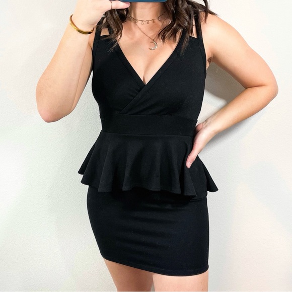 Black bodycon peplum sleeveless dress - Picture 2 of 3